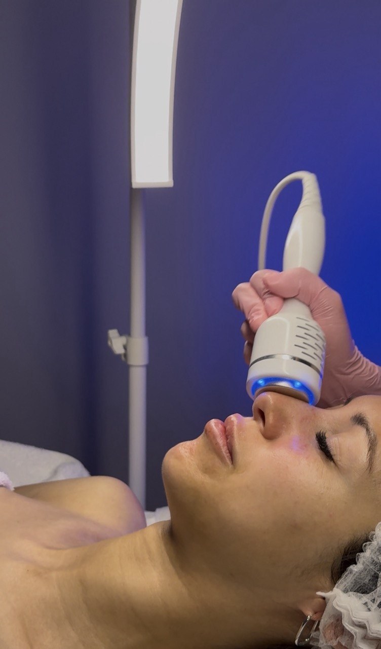 Limpieza facial profesional realizada en el centro de Xirivella con cabezal de ultrasonidos